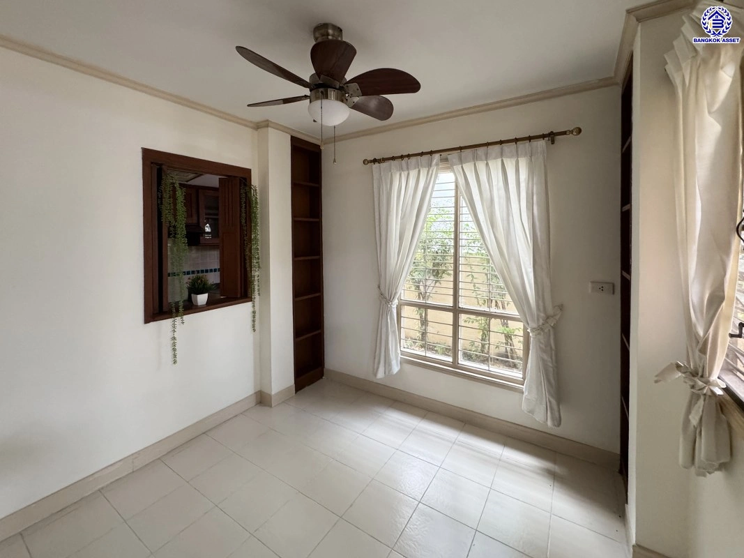 บ้านมือสอง โครงการ เนเบอร์โฮม วัชรพล เนื้อที่ 51 ตร.ว. พื้นที่ใช้สอย 195 ตร.ม. ฟังก์ชัน 3 ห้องนอน 2 ห้องน้ำ 2 ที่จอดรถ บนทำเลศักยภาพ เดินทางสะดวกเชื่อมต่อถนนสุขาภิบาล5 ถนนวัชรพล ถนนรามอินทรา ใกล้ห้างสรรพสินค้า Fashion Island และจุดขึ้นทางด่วน "ฉลองรัช"