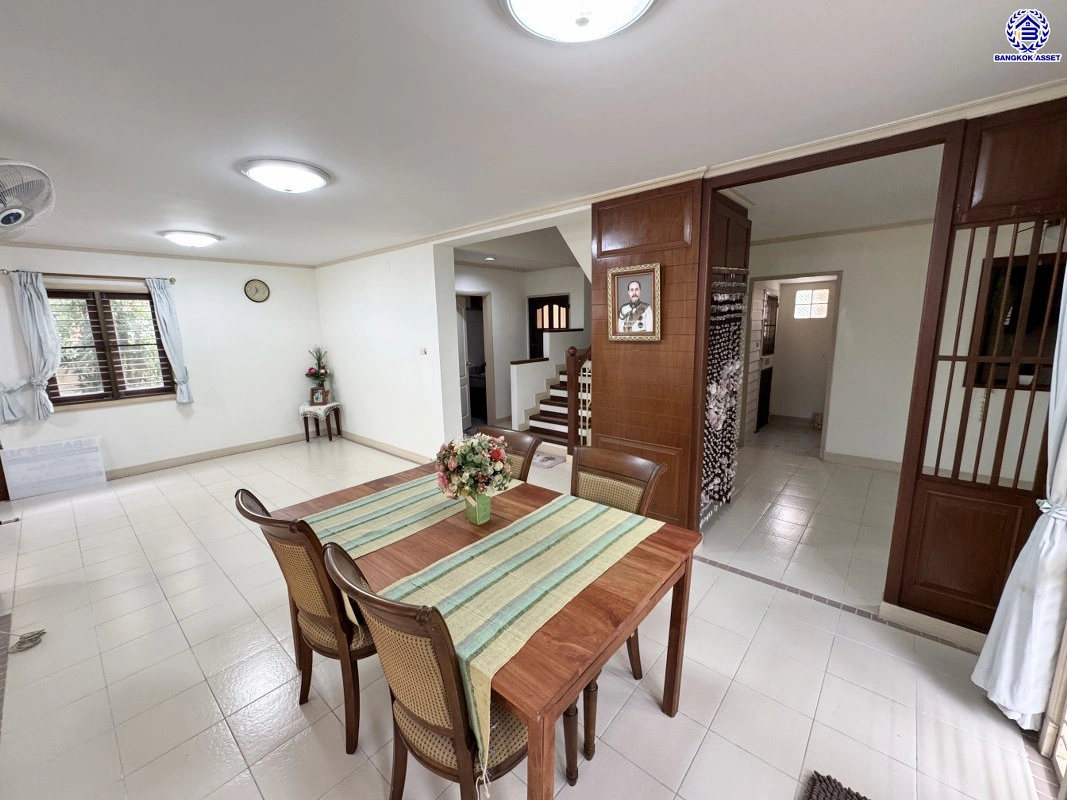 บ้านมือสอง โครงการ เนเบอร์โฮม วัชรพล เนื้อที่ 51 ตร.ว. พื้นที่ใช้สอย 195 ตร.ม. ฟังก์ชัน 3 ห้องนอน 2 ห้องน้ำ 2 ที่จอดรถ บนทำเลศักยภาพ เดินทางสะดวกเชื่อมต่อถนนสุขาภิบาล5 ถนนวัชรพล ถนนรามอินทรา ใกล้ห้างสรรพสินค้า Fashion Island และจุดขึ้นทางด่วน "ฉลองรัช"