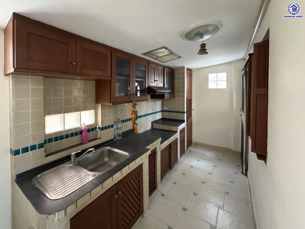 บ้านมือสอง โครงการ เนเบอร์โฮม วัชรพล เนื้อที่ 51 ตร.ว. พื้นที่ใช้สอย 195 ตร.ม. ฟังก์ชัน 3 ห้องนอน 2 ห้องน้ำ 2 ที่จอดรถ บนทำเลศักยภาพ เดินทางสะดวกเชื่อมต่อถนนสุขาภิบาล5 ถนนวัชรพล ถนนรามอินทรา ใกล้ห้างสรรพสินค้า Fashion Island และจุดขึ้นทางด่วน "ฉลองรัช"