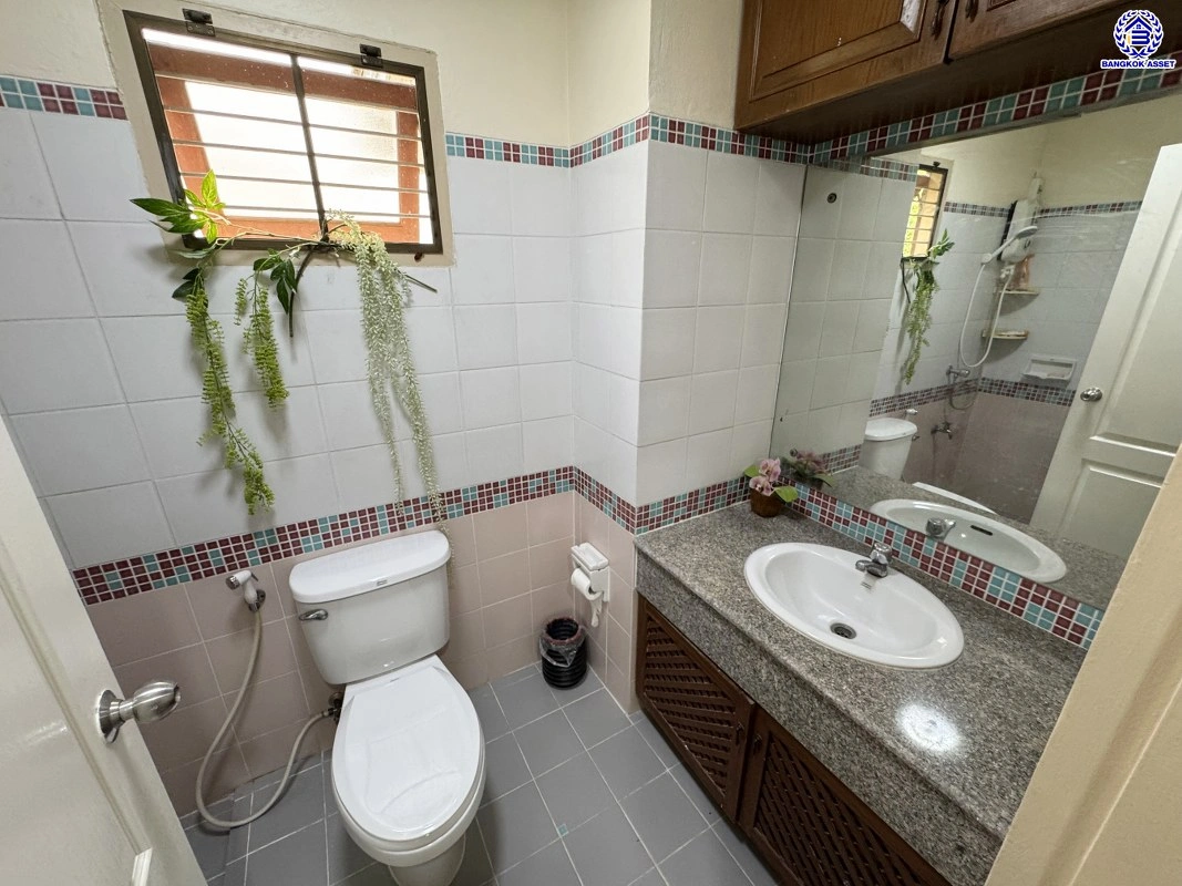 บ้านมือสอง โครงการ เนเบอร์โฮม วัชรพล เนื้อที่ 51 ตร.ว. พื้นที่ใช้สอย 195 ตร.ม. ฟังก์ชัน 3 ห้องนอน 2 ห้องน้ำ 2 ที่จอดรถ บนทำเลศักยภาพ เดินทางสะดวกเชื่อมต่อถนนสุขาภิบาล5 ถนนวัชรพล ถนนรามอินทรา ใกล้ห้างสรรพสินค้า Fashion Island และจุดขึ้นทางด่วน "ฉลองรัช"