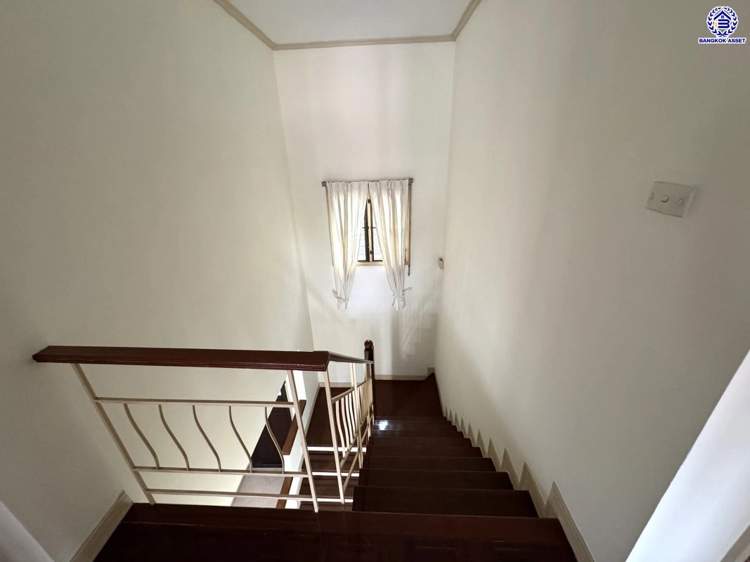 บ้านมือสอง โครงการ เนเบอร์โฮม วัชรพล เนื้อที่ 51 ตร.ว. พื้นที่ใช้สอย 195 ตร.ม. ฟังก์ชัน 3 ห้องนอน 2 ห้องน้ำ 2 ที่จอดรถ บนทำเลศักยภาพ เดินทางสะดวกเชื่อมต่อถนนสุขาภิบาล5 ถนนวัชรพล ถนนรามอินทรา ใกล้ห้างสรรพสินค้า Fashion Island และจุดขึ้นทางด่วน "ฉลองรัช"