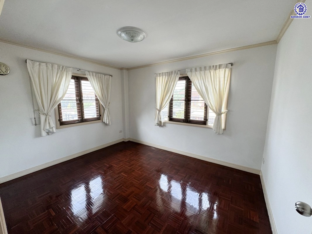 บ้านมือสอง โครงการ เนเบอร์โฮม วัชรพล เนื้อที่ 51 ตร.ว. พื้นที่ใช้สอย 195 ตร.ม. ฟังก์ชัน 3 ห้องนอน 2 ห้องน้ำ 2 ที่จอดรถ บนทำเลศักยภาพ เดินทางสะดวกเชื่อมต่อถนนสุขาภิบาล5 ถนนวัชรพล ถนนรามอินทรา ใกล้ห้างสรรพสินค้า Fashion Island และจุดขึ้นทางด่วน "ฉลองรัช"