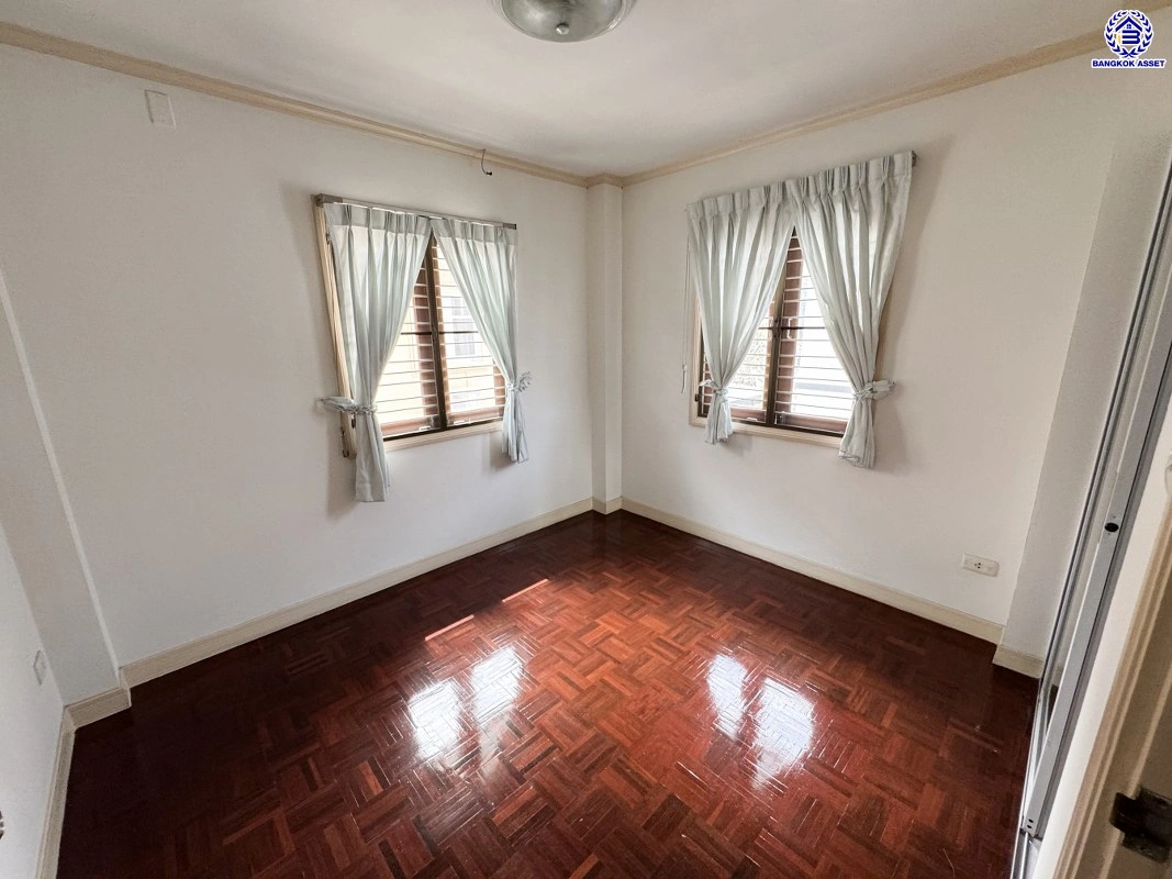 บ้านมือสอง โครงการ เนเบอร์โฮม วัชรพล เนื้อที่ 51 ตร.ว. พื้นที่ใช้สอย 195 ตร.ม. ฟังก์ชัน 3 ห้องนอน 2 ห้องน้ำ 2 ที่จอดรถ บนทำเลศักยภาพ เดินทางสะดวกเชื่อมต่อถนนสุขาภิบาล5 ถนนวัชรพล ถนนรามอินทรา ใกล้ห้างสรรพสินค้า Fashion Island และจุดขึ้นทางด่วน "ฉลองรัช"