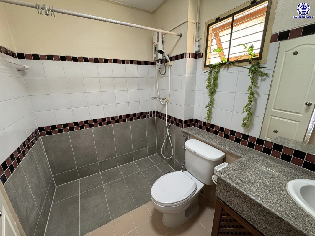 บ้านมือสอง โครงการ เนเบอร์โฮม วัชรพล เนื้อที่ 51 ตร.ว. พื้นที่ใช้สอย 195 ตร.ม. ฟังก์ชัน 3 ห้องนอน 2 ห้องน้ำ 2 ที่จอดรถ บนทำเลศักยภาพ เดินทางสะดวกเชื่อมต่อถนนสุขาภิบาล5 ถนนวัชรพล ถนนรามอินทรา ใกล้ห้างสรรพสินค้า Fashion Island และจุดขึ้นทางด่วน "ฉลองรัช"