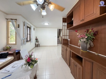 บ้านมือสอง โครงการ เนเบอร์โฮม วัชรพล เนื้อที่ 51 ตร.ว. พื้นที่ใช้สอย 195 ตร.ม. ฟังก์ชัน 3 ห้องนอน 2 ห้องน้ำ 2 ที่จอดรถ บนทำเลศักยภาพ เดินทางสะดวกเชื่อมต่อถนนสุขาภิบาล5 ถนนวัชรพล ถนนรามอินทรา ใกล้ห้างสรรพสินค้า Fashion Island และจุดขึ้นทางด่วน "ฉลองรัช"