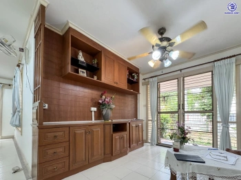 บ้านมือสอง โครงการ เนเบอร์โฮม วัชรพล เนื้อที่ 51 ตร.ว. พื้นที่ใช้สอย 195 ตร.ม. ฟังก์ชัน 3 ห้องนอน 2 ห้องน้ำ 2 ที่จอดรถ บนทำเลศักยภาพ เดินทางสะดวกเชื่อมต่อถนนสุขาภิบาล5 ถนนวัชรพล ถนนรามอินทรา ใกล้ห้างสรรพสินค้า Fashion Island และจุดขึ้นทางด่วน "ฉลองรัช"