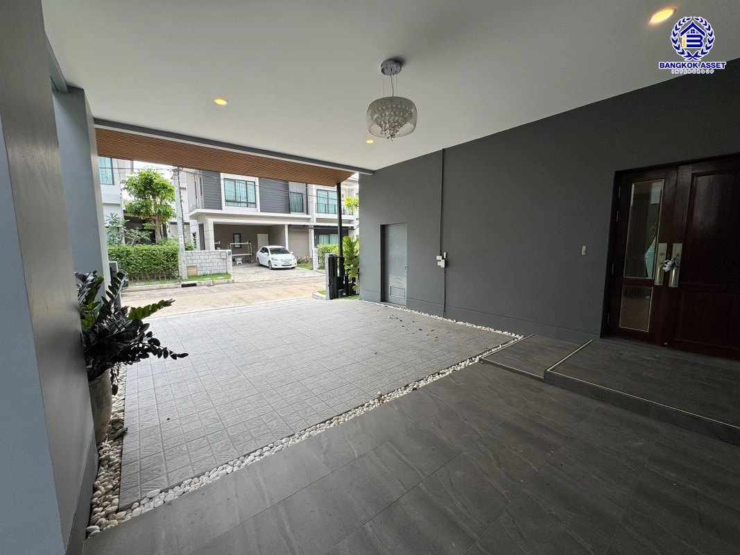 บ้านมือสอง โครงการ เซนโทร ราชพฤกษ์-สวนผัก1 เนื้อที่ 50.2 ตร.ว. พื้นที่ใช้สอย 200 ตร.ม. ฟังก์ชัน 4 ห้องนอน 3 ห้องน้ำ 2 ที่จอดรถ บนทำเลแห่งการเดินทาง เชื่อมต่อ ถนนราชพฤกษ์, ถนนนครอินทร์ ใกล้ทางด่วน "ประจิมรัถยา"