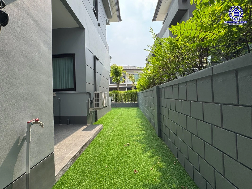 บ้านมือสอง โครงการ เซนโทร ราชพฤกษ์-สวนผัก1 เนื้อที่ 50.2 ตร.ว. พื้นที่ใช้สอย 200 ตร.ม. ฟังก์ชัน 4 ห้องนอน 3 ห้องน้ำ 2 ที่จอดรถ บนทำเลแห่งการเดินทาง เชื่อมต่อ ถนนราชพฤกษ์, ถนนนครอินทร์ ใกล้ทางด่วน "ประจิมรัถยา"