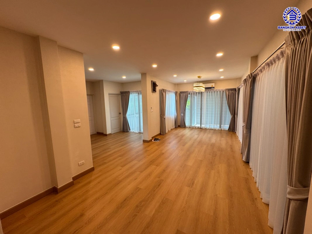 บ้านมือสอง โครงการ เซนโทร ราชพฤกษ์-สวนผัก1 เนื้อที่ 50.2 ตร.ว. พื้นที่ใช้สอย 200 ตร.ม. ฟังก์ชัน 4 ห้องนอน 3 ห้องน้ำ 2 ที่จอดรถ บนทำเลแห่งการเดินทาง เชื่อมต่อ ถนนราชพฤกษ์, ถนนนครอินทร์ ใกล้ทางด่วน "ประจิมรัถยา"