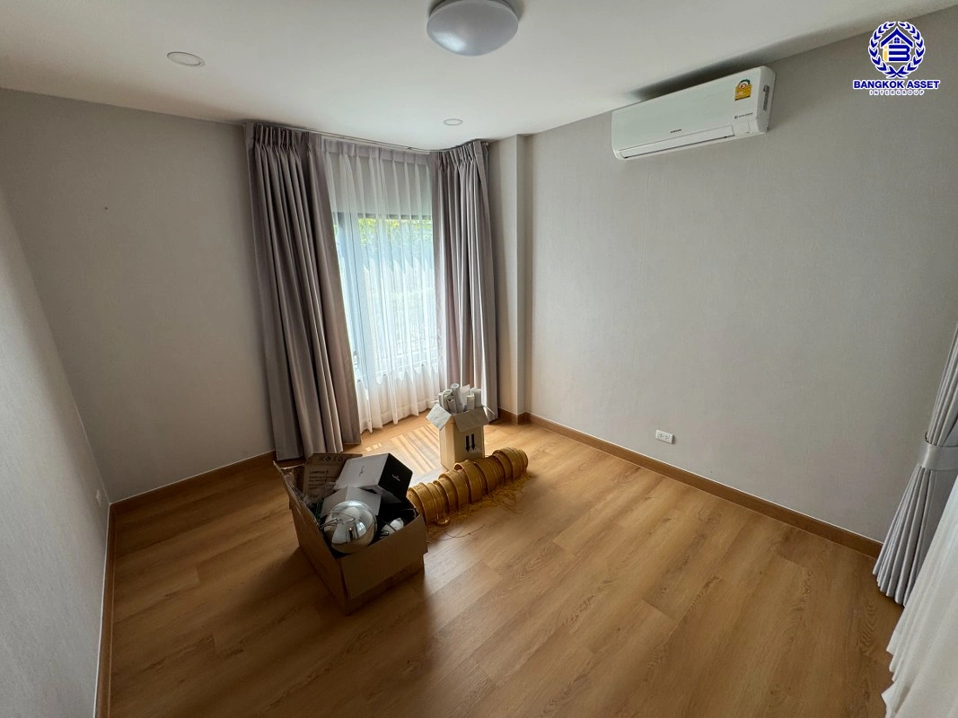 บ้านมือสอง โครงการ เซนโทร ราชพฤกษ์-สวนผัก1 เนื้อที่ 50.2 ตร.ว. พื้นที่ใช้สอย 200 ตร.ม. ฟังก์ชัน 4 ห้องนอน 3 ห้องน้ำ 2 ที่จอดรถ บนทำเลแห่งการเดินทาง เชื่อมต่อ ถนนราชพฤกษ์, ถนนนครอินทร์ ใกล้ทางด่วน "ประจิมรัถยา"