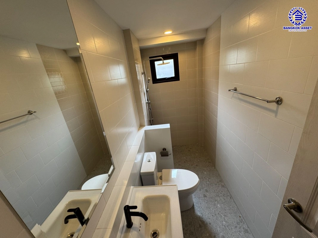 บ้านมือสอง โครงการ เซนโทร ราชพฤกษ์-สวนผัก1 เนื้อที่ 50.2 ตร.ว. พื้นที่ใช้สอย 200 ตร.ม. ฟังก์ชัน 4 ห้องนอน 3 ห้องน้ำ 2 ที่จอดรถ บนทำเลแห่งการเดินทาง เชื่อมต่อ ถนนราชพฤกษ์, ถนนนครอินทร์ ใกล้ทางด่วน "ประจิมรัถยา"