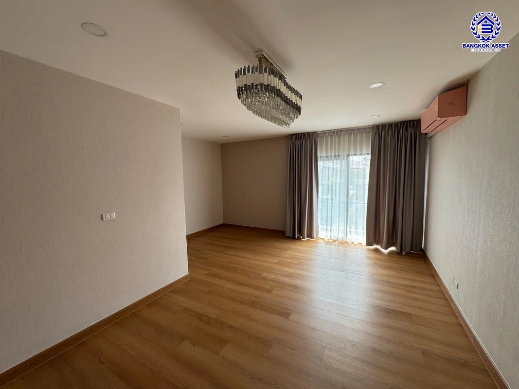 บ้านมือสอง โครงการ เซนโทร ราชพฤกษ์-สวนผัก1 เนื้อที่ 50.2 ตร.ว. พื้นที่ใช้สอย 200 ตร.ม. ฟังก์ชัน 4 ห้องนอน 3 ห้องน้ำ 2 ที่จอดรถ บนทำเลแห่งการเดินทาง เชื่อมต่อ ถนนราชพฤกษ์, ถนนนครอินทร์ ใกล้ทางด่วน "ประจิมรัถยา"