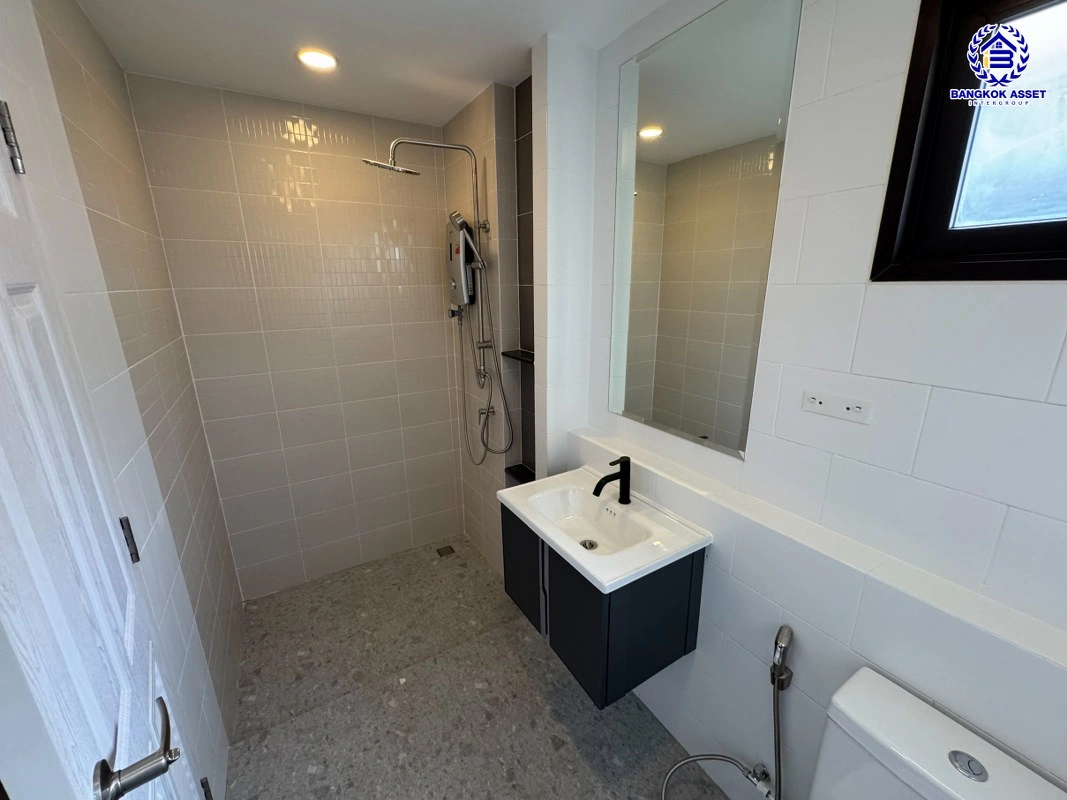 บ้านมือสอง โครงการ เซนโทร ราชพฤกษ์-สวนผัก1 เนื้อที่ 50.2 ตร.ว. พื้นที่ใช้สอย 200 ตร.ม. ฟังก์ชัน 4 ห้องนอน 3 ห้องน้ำ 2 ที่จอดรถ บนทำเลแห่งการเดินทาง เชื่อมต่อ ถนนราชพฤกษ์, ถนนนครอินทร์ ใกล้ทางด่วน "ประจิมรัถยา"