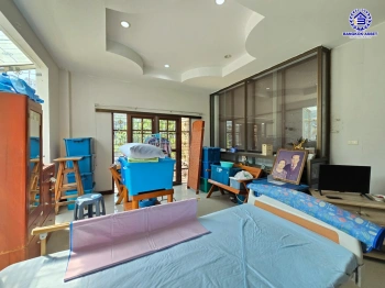 บ้านมือสอง โครงการ นาราวดี พุทธมณฑลสาย4 เนื้อที่ 72.3 ตร.ว. พื้นที่ใช้สอย 207 ตร.ม. ฟังก์ชัน 3 ห้องนอน 3 ห้องน้ำ 2 ที่จอดรถ บนทำเลเดินทางสะดวก เชื่อมต่อหลายทายเส้นทาง ทั้งถนนเพชรเกษม ถนนเศรษฐกิจ และถนนพุทธมณฑลสาย4 ใกล้มสงด่วน "พระราม2" และเซ็นทรัล ศาลายา