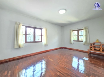 บ้านมือสอง โครงการ นาราวดี พุทธมณฑลสาย4 เนื้อที่ 72.3 ตร.ว. พื้นที่ใช้สอย 207 ตร.ม. ฟังก์ชัน 3 ห้องนอน 3 ห้องน้ำ 2 ที่จอดรถ บนทำเลเดินทางสะดวก เชื่อมต่อหลายทายเส้นทาง ทั้งถนนเพชรเกษม ถนนเศรษฐกิจ และถนนพุทธมณฑลสาย4 ใกล้มสงด่วน "พระราม2" และเซ็นทรัล ศาลายา