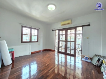 บ้านมือสอง โครงการ นาราวดี พุทธมณฑลสาย4 เนื้อที่ 72.3 ตร.ว. พื้นที่ใช้สอย 207 ตร.ม. ฟังก์ชัน 3 ห้องนอน 3 ห้องน้ำ 2 ที่จอดรถ บนทำเลเดินทางสะดวก เชื่อมต่อหลายทายเส้นทาง ทั้งถนนเพชรเกษม ถนนเศรษฐกิจ และถนนพุทธมณฑลสาย4 ใกล้มสงด่วน "พระราม2" และเซ็นทรัล ศาลายา