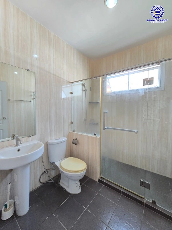 บ้านมือสอง โครงการ ชวนชมพาร์ค3 บางกรวย-ไทรน้อย เนื้อที่ 41 ตร.ว. พื้นที่ใช้สอย 110 ตร.ม. ฟังก์ชัน 3 ห้องนอน 2 ห้องน้ำ 1 ที่จอดรถ บนทำเลเดินทางสะดวก เชื่อมต่อถนนบางกรวย-ไทรน้อย ถนนกาญจนาภิเษก ใกล้รถไฟฟ้าสายสีม่วง "สถานีคลองบางไผ่"