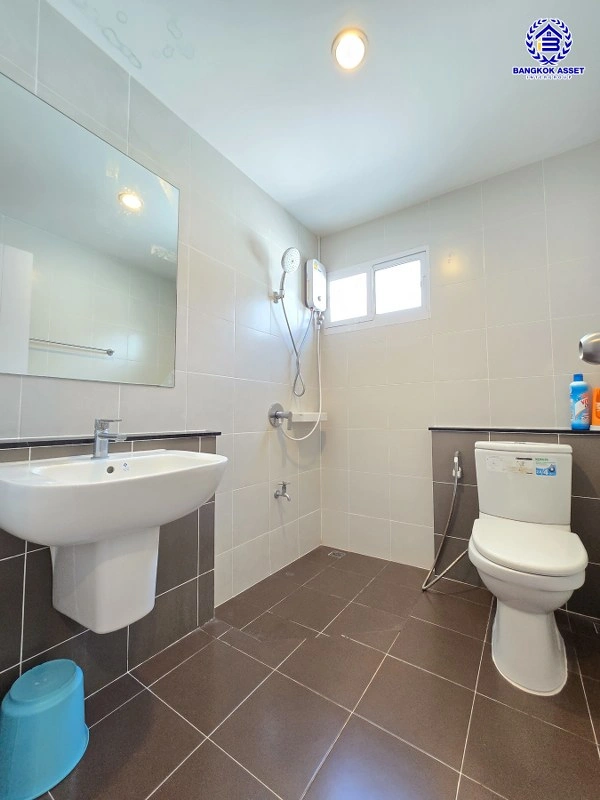 บ้านมือสอง โครงการ เดอะแพลนท์ ปิ่นเกล้า-กาญจนาภิเษก เนื้อที่ 35.8 ตร.ว. พื้นที่ใช้สอย 140 ตร.ม.  ฟังก์ชัน 4 ห้องนอน 3 ห้องน้ำ 2 ที่จอดรถ พร้อมเข้าอยู่ ทำเลดีเชื่อมต่อหลายเส้นทาง ทั้งถนนกาญจนาภิเษก, ถนนนครอินทร์, ถนนรัตนาธิเบศร์ ใกล้รถไฟฟ้าสีม่วง "สถานีตลาดบางใหญ่"