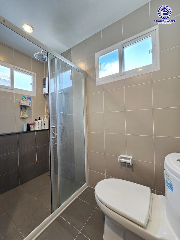 บ้านมือสอง โครงการ เดอะแพลนท์ ปิ่นเกล้า-กาญจนาภิเษก เนื้อที่ 35.8 ตร.ว. พื้นที่ใช้สอย 140 ตร.ม.  ฟังก์ชัน 4 ห้องนอน 3 ห้องน้ำ 2 ที่จอดรถ พร้อมเข้าอยู่ ทำเลดีเชื่อมต่อหลายเส้นทาง ทั้งถนนกาญจนาภิเษก, ถนนนครอินทร์, ถนนรัตนาธิเบศร์ ใกล้รถไฟฟ้าสีม่วง "สถานีตลาดบางใหญ่"