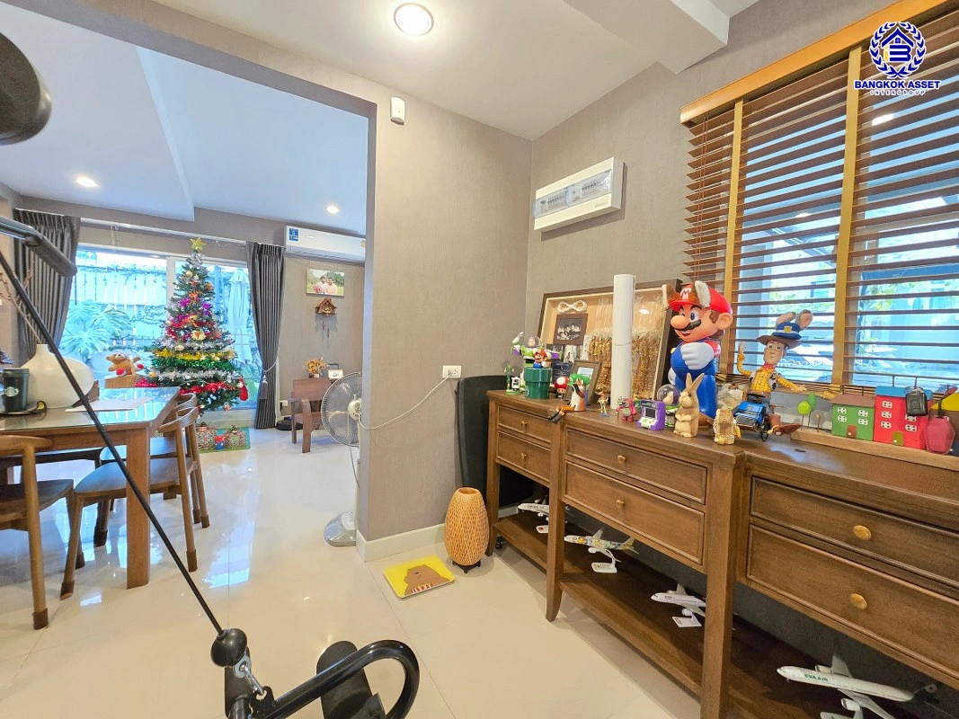 บ้านมือสอง โครงการ เดอะแพลนท์ ปิ่นเกล้า-กาญจนาภิเษก เนื้อที่ 35.8 ตร.ว. พื้นที่ใช้สอย 140 ตร.ม.  ฟังก์ชัน 4 ห้องนอน 3 ห้องน้ำ 2 ที่จอดรถ พร้อมเข้าอยู่ ทำเลดีเชื่อมต่อหลายเส้นทาง ทั้งถนนกาญจนาภิเษก, ถนนนครอินทร์, ถนนรัตนาธิเบศร์ ใกล้รถไฟฟ้าสีม่วง "สถานีตลาดบางใหญ่"