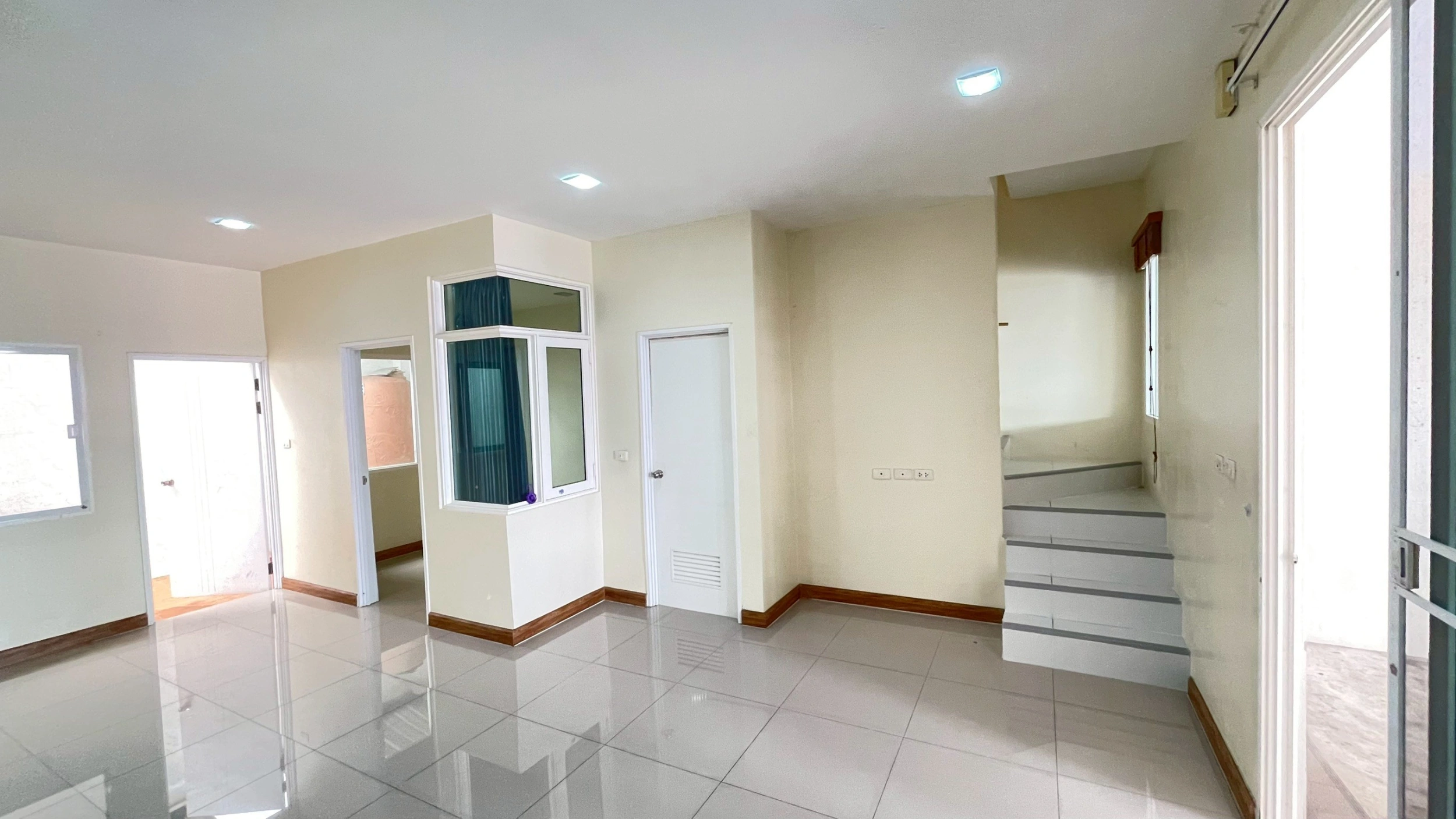 บ้าน 2 ชั้น หมู่บ้านโกลเด้นทาวน์ พระราม 2 สมุทรสาคร 4ห้องนอน 3ห้องน้ำ 2จอดรถ ต่อเติมครัวและหน้าบ้าน