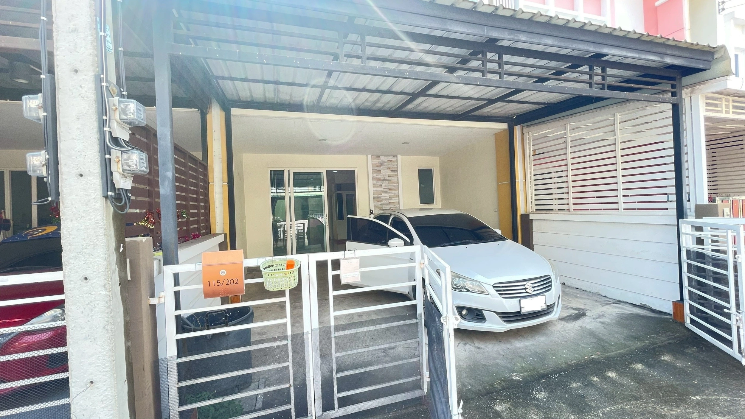 บ้าน 2 ชั้น หมู่บ้านโกลเด้นทาวน์ พระราม 2 สมุทรสาคร 4ห้องนอน 3ห้องน้ำ 2จอดรถ ต่อเติมครัวและหน้าบ้าน