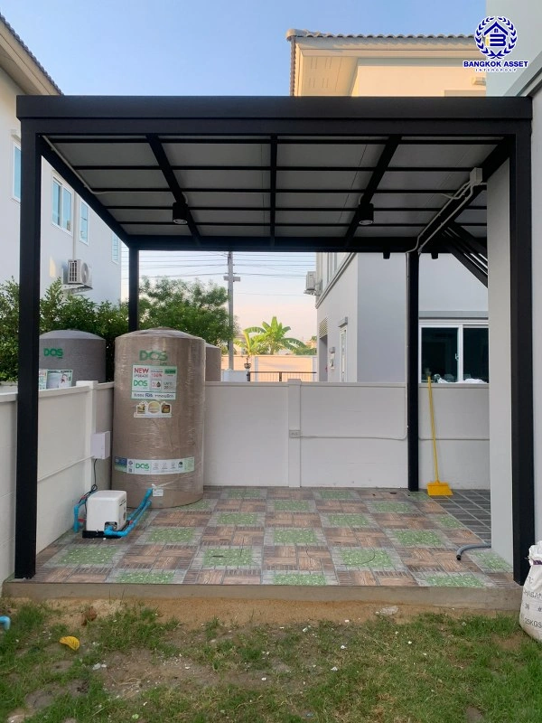 บ้านมือสอง โครงการ คุณาลัย บีกินส์2 บ้านกล้วย-ไทรน้อย หลังมุม บนเนื้อที่ 50.8 ตร.ว. พื้นที่ใช้สอย 159.45 ตร.ม. ฟังก์ชัน 3 ห้องนอน 3 ห้องน้ำ 2 ที่จอดรถ บ้านสภาพใหม่มาก พร้อมเข้าอยู่ ใกล้เซ็นทรัลเวสต์เกต และรถไฟฟ้าสายสีม่วง "สถานีคลองบางไผ่"