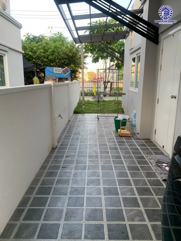 บ้านมือสอง โครงการ คุณาลัย บีกินส์2 บ้านกล้วย-ไทรน้อย หลังมุม บนเนื้อที่ 50.8 ตร.ว. พื้นที่ใช้สอย 159.45 ตร.ม. ฟังก์ชัน 3 ห้องนอน 3 ห้องน้ำ 2 ที่จอดรถ บ้านสภาพใหม่มาก พร้อมเข้าอยู่ ใกล้เซ็นทรัลเวสต์เกต และรถไฟฟ้าสายสีม่วง "สถานีคลองบางไผ่"