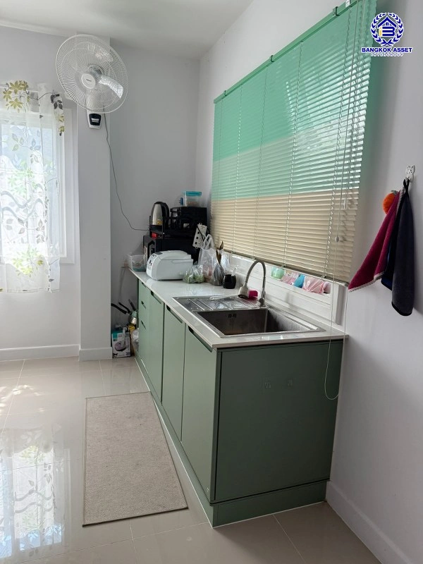 บ้านมือสอง โครงการ คุณาลัย บีกินส์2 บ้านกล้วย-ไทรน้อย หลังมุม บนเนื้อที่ 50.8 ตร.ว. พื้นที่ใช้สอย 159.45 ตร.ม. ฟังก์ชัน 3 ห้องนอน 3 ห้องน้ำ 2 ที่จอดรถ บ้านสภาพใหม่มาก พร้อมเข้าอยู่ ใกล้เซ็นทรัลเวสต์เกต และรถไฟฟ้าสายสีม่วง "สถานีคลองบางไผ่"