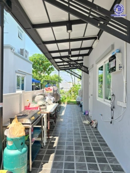 บ้านมือสอง โครงการ คุณาลัย บีกินส์2 บ้านกล้วย-ไทรน้อย หลังมุม บนเนื้อที่ 50.8 ตร.ว. พื้นที่ใช้สอย 159.45 ตร.ม. ฟังก์ชัน 3 ห้องนอน 3 ห้องน้ำ 2 ที่จอดรถ บ้านสภาพใหม่มาก พร้อมเข้าอยู่ ใกล้เซ็นทรัลเวสต์เกต และรถไฟฟ้าสายสีม่วง "สถานีคลองบางไผ่"