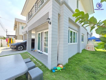 บ้านมือสอง โครงการ คุณาลัย บีกินส์2 บ้านกล้วย-ไทรน้อย หลังมุม บนเนื้อที่ 50.8 ตร.ว. พื้นที่ใช้สอย 159.45 ตร.ม. ฟังก์ชัน 3 ห้องนอน 3 ห้องน้ำ 2 ที่จอดรถ บ้านสภาพใหม่มาก พร้อมเข้าอยู่ ใกล้เซ็นทรัลเวสต์เกต และรถไฟฟ้าสายสีม่วง "สถานีคลองบางไผ่"