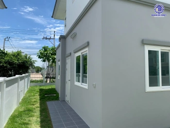 บ้านมือสอง โครงการ คุณาลัย บีกินส์2 บ้านกล้วย-ไทรน้อย หลังมุม บนเนื้อที่ 50.8 ตร.ว. พื้นที่ใช้สอย 159.45 ตร.ม. ฟังก์ชัน 3 ห้องนอน 3 ห้องน้ำ 2 ที่จอดรถ บ้านสภาพใหม่มาก พร้อมเข้าอยู่ ใกล้เซ็นทรัลเวสต์เกต และรถไฟฟ้าสายสีม่วง "สถานีคลองบางไผ่"