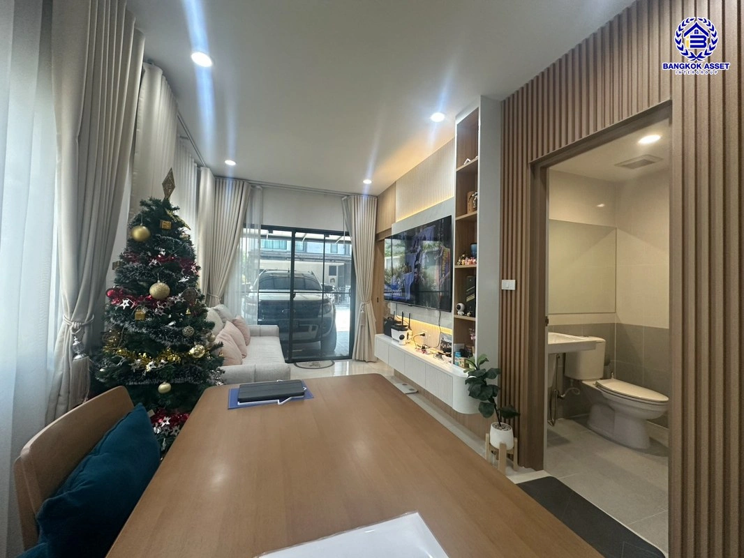 บ้านมือสอง โครงการ เวิร์ฟ สายไหม-พหลโยธิน บนเนื้อที่ 25.9 ตร.ว. พื้นที่ใช้สอย 126 ตร.ม. ฟังก์ชัน 3 ห้องนอน 2 ห้องน้ำ 2 ที่จอดรถ บนทำเลเดินทางสะดวก เชื่อมต่อถนนเพิ่มสิน, ถนนวัชรพล, ถนนสุขาภิบาล ใกล้รถไฟฟ้าสายสีเขียว  "สถานีคูคต"