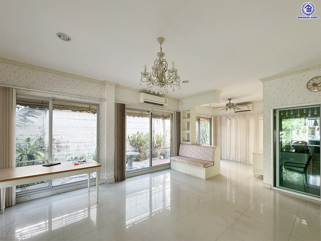 บ้านมือสอง โครงการ วิสต้า 180 รัชวิภา เนื้อที่ 40.2 ตร.ว. พื้นที่ใช้สอย 148 ตร.ม. ฟังก์ชัน 3 ห้องนอน 3 ห้องน้ำ 2 ที่จอดรถ พร้อมเข้าอยู่ ทำเลดีเชื่อมต่อหลายเส้นทาง ทั้งถนนพิบูลสงคราม, ถนนนครอินทร์, ถนนวงศ์สว่าง ใกล้รถไฟฟ้าสีม่วง "สถานีวงศ์สว่าง"