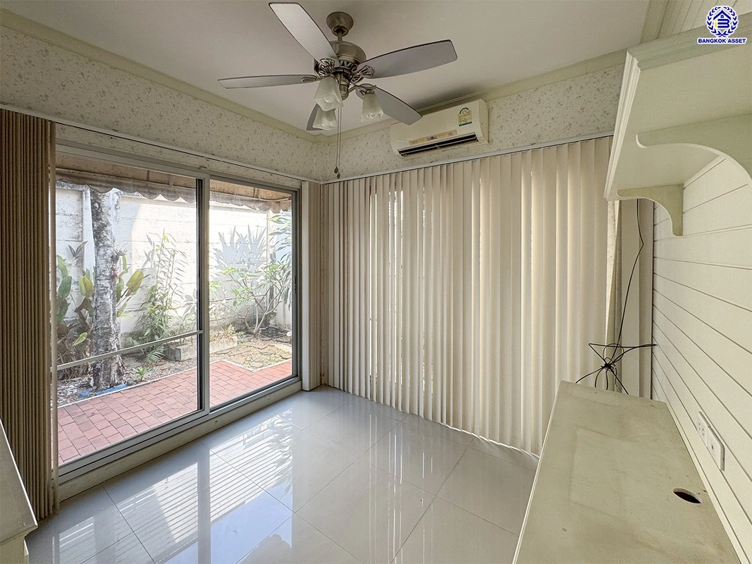 บ้านมือสอง โครงการ วิสต้า 180 รัชวิภา เนื้อที่ 40.2 ตร.ว. พื้นที่ใช้สอย 148 ตร.ม. ฟังก์ชัน 3 ห้องนอน 3 ห้องน้ำ 2 ที่จอดรถ พร้อมเข้าอยู่ ทำเลดีเชื่อมต่อหลายเส้นทาง ทั้งถนนพิบูลสงคราม, ถนนนครอินทร์, ถนนวงศ์สว่าง ใกล้รถไฟฟ้าสีม่วง "สถานีวงศ์สว่าง"