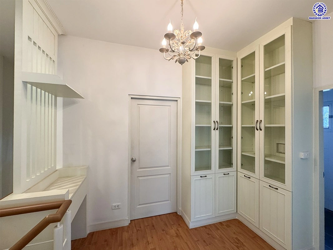 บ้านมือสอง โครงการ วิสต้า 180 รัชวิภา เนื้อที่ 40.2 ตร.ว. พื้นที่ใช้สอย 148 ตร.ม. ฟังก์ชัน 3 ห้องนอน 3 ห้องน้ำ 2 ที่จอดรถ พร้อมเข้าอยู่ ทำเลดีเชื่อมต่อหลายเส้นทาง ทั้งถนนพิบูลสงคราม, ถนนนครอินทร์, ถนนวงศ์สว่าง ใกล้รถไฟฟ้าสีม่วง "สถานีวงศ์สว่าง"