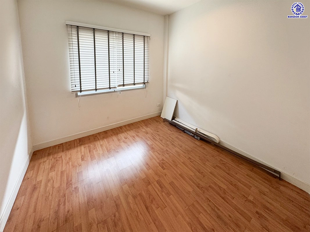 บ้านมือสอง โครงการ วิสต้า 180 รัชวิภา เนื้อที่ 40.2 ตร.ว. พื้นที่ใช้สอย 148 ตร.ม. ฟังก์ชัน 3 ห้องนอน 3 ห้องน้ำ 2 ที่จอดรถ พร้อมเข้าอยู่ ทำเลดีเชื่อมต่อหลายเส้นทาง ทั้งถนนพิบูลสงคราม, ถนนนครอินทร์, ถนนวงศ์สว่าง ใกล้รถไฟฟ้าสีม่วง "สถานีวงศ์สว่าง"