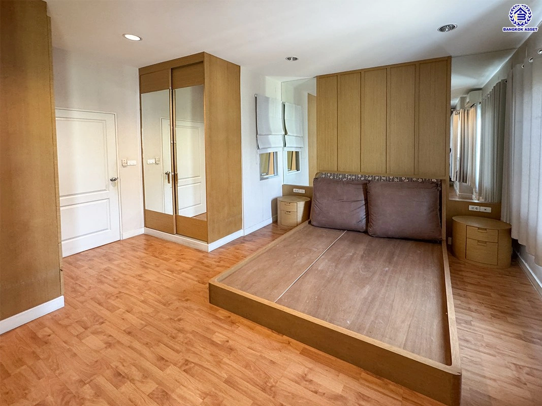 บ้านมือสอง โครงการ วิสต้า 180 รัชวิภา เนื้อที่ 40.2 ตร.ว. พื้นที่ใช้สอย 148 ตร.ม. ฟังก์ชัน 3 ห้องนอน 3 ห้องน้ำ 2 ที่จอดรถ พร้อมเข้าอยู่ ทำเลดีเชื่อมต่อหลายเส้นทาง ทั้งถนนพิบูลสงคราม, ถนนนครอินทร์, ถนนวงศ์สว่าง ใกล้รถไฟฟ้าสีม่วง "สถานีวงศ์สว่าง"