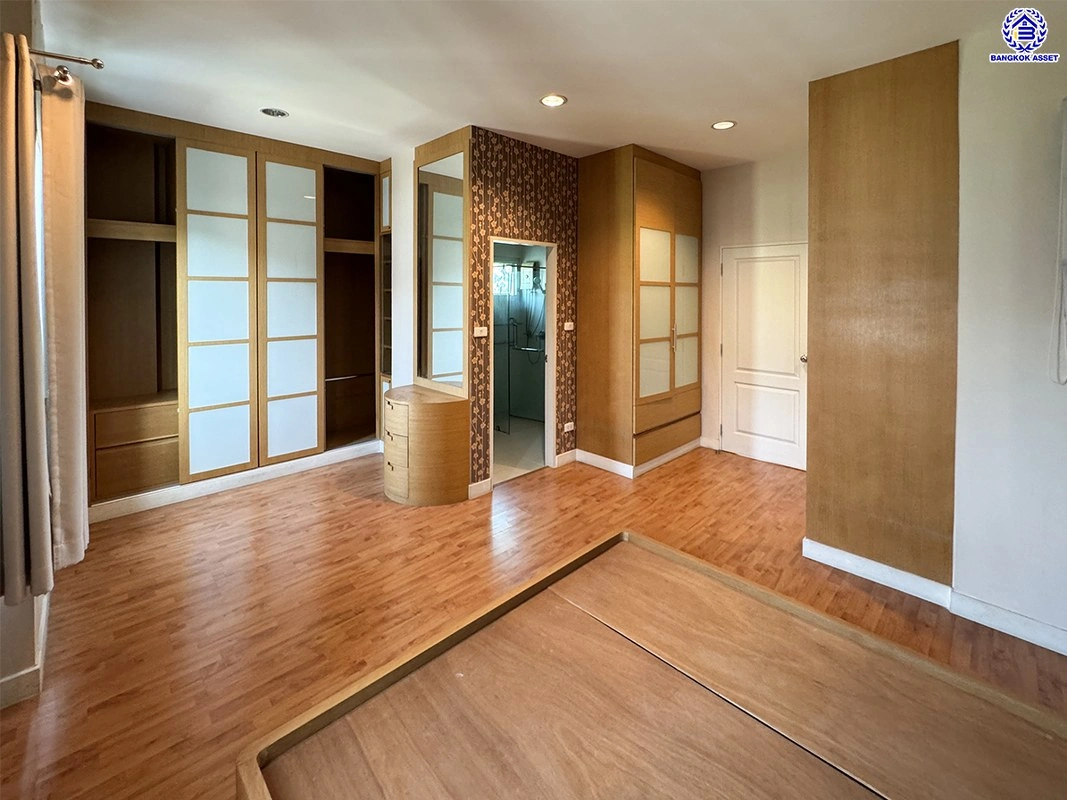 บ้านมือสอง โครงการ วิสต้า 180 รัชวิภา เนื้อที่ 40.2 ตร.ว. พื้นที่ใช้สอย 148 ตร.ม. ฟังก์ชัน 3 ห้องนอน 3 ห้องน้ำ 2 ที่จอดรถ พร้อมเข้าอยู่ ทำเลดีเชื่อมต่อหลายเส้นทาง ทั้งถนนพิบูลสงคราม, ถนนนครอินทร์, ถนนวงศ์สว่าง ใกล้รถไฟฟ้าสีม่วง "สถานีวงศ์สว่าง"