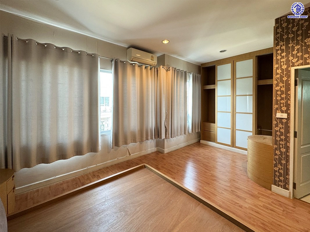 บ้านมือสอง โครงการ วิสต้า 180 รัชวิภา เนื้อที่ 40.2 ตร.ว. พื้นที่ใช้สอย 148 ตร.ม. ฟังก์ชัน 3 ห้องนอน 3 ห้องน้ำ 2 ที่จอดรถ พร้อมเข้าอยู่ ทำเลดีเชื่อมต่อหลายเส้นทาง ทั้งถนนพิบูลสงคราม, ถนนนครอินทร์, ถนนวงศ์สว่าง ใกล้รถไฟฟ้าสีม่วง "สถานีวงศ์สว่าง"