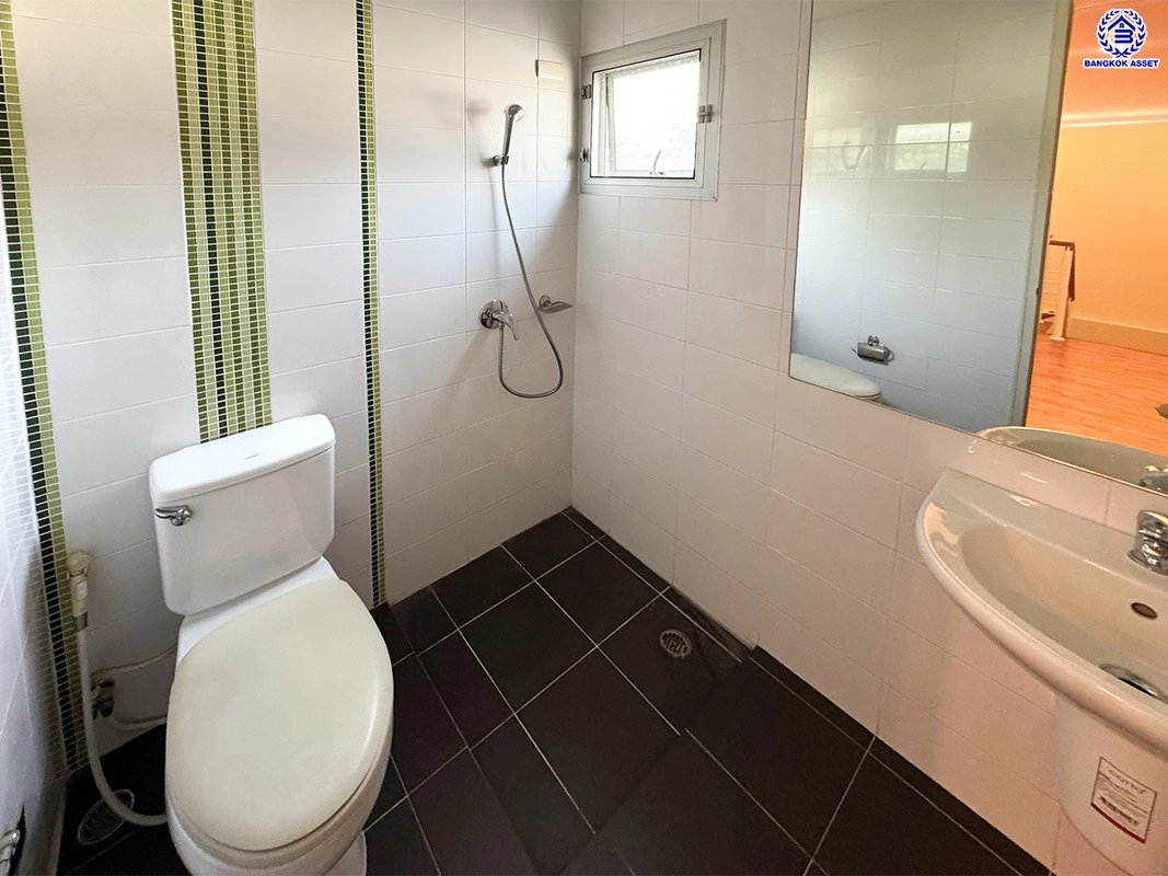 บ้านมือสอง โครงการ วิสต้า 180 รัชวิภา เนื้อที่ 40.2 ตร.ว. พื้นที่ใช้สอย 148 ตร.ม. ฟังก์ชัน 3 ห้องนอน 3 ห้องน้ำ 2 ที่จอดรถ พร้อมเข้าอยู่ ทำเลดีเชื่อมต่อหลายเส้นทาง ทั้งถนนพิบูลสงคราม, ถนนนครอินทร์, ถนนวงศ์สว่าง ใกล้รถไฟฟ้าสีม่วง "สถานีวงศ์สว่าง"