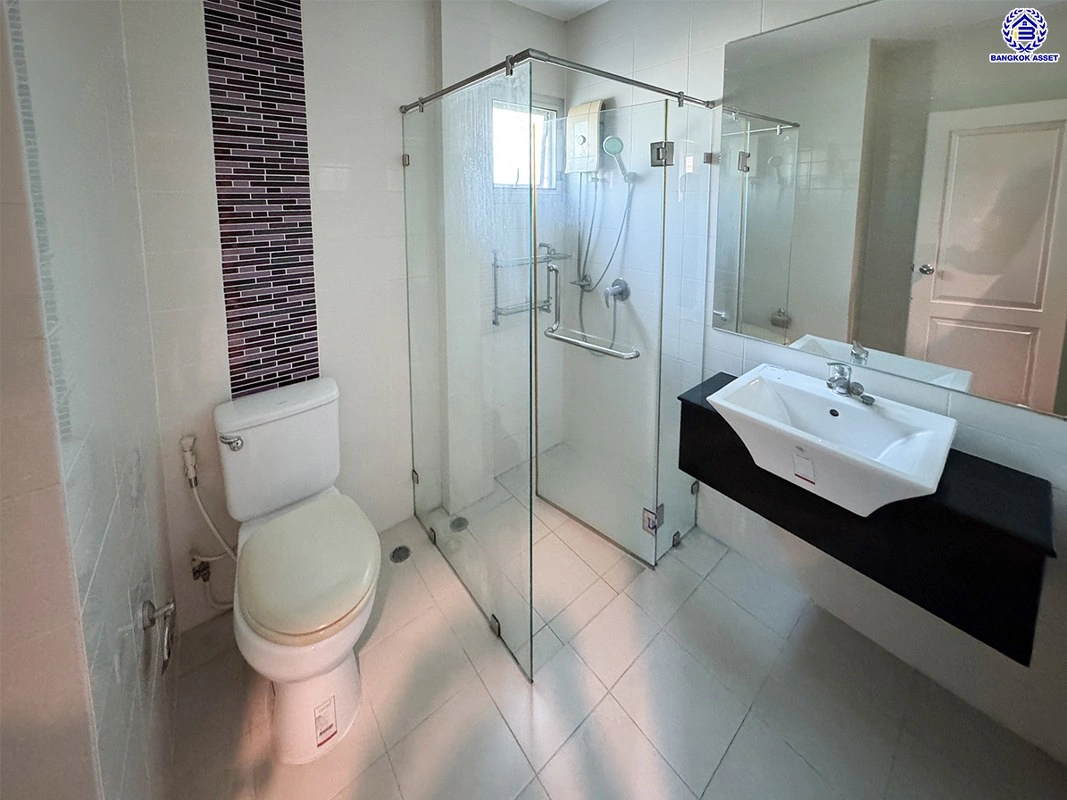 บ้านมือสอง โครงการ วิสต้า 180 รัชวิภา เนื้อที่ 40.2 ตร.ว. พื้นที่ใช้สอย 148 ตร.ม. ฟังก์ชัน 3 ห้องนอน 3 ห้องน้ำ 2 ที่จอดรถ พร้อมเข้าอยู่ ทำเลดีเชื่อมต่อหลายเส้นทาง ทั้งถนนพิบูลสงคราม, ถนนนครอินทร์, ถนนวงศ์สว่าง ใกล้รถไฟฟ้าสีม่วง "สถานีวงศ์สว่าง"