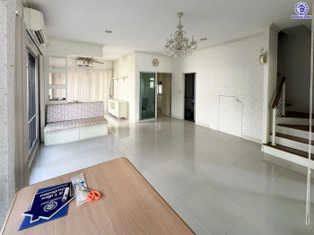 บ้านมือสอง โครงการ วิสต้า 180 รัชวิภา เนื้อที่ 40.2 ตร.ว. พื้นที่ใช้สอย 148 ตร.ม. ฟังก์ชัน 3 ห้องนอน 3 ห้องน้ำ 2 ที่จอดรถ พร้อมเข้าอยู่ ทำเลดีเชื่อมต่อหลายเส้นทาง ทั้งถนนพิบูลสงคราม, ถนนนครอินทร์, ถนนวงศ์สว่าง ใกล้รถไฟฟ้าสีม่วง "สถานีวงศ์สว่าง"