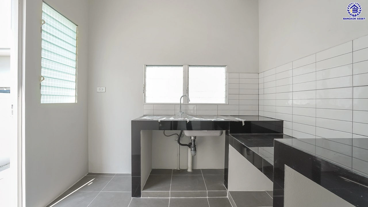 บ้านมือสอง จาก LH โครงการ ชัยพฤกษ์ วัชรพล หลังใหญ่ เนื้อที่ 55 ตร.ว. พื้นที่ใช้สอย 186.38 ตร.ม. ฟังก์ชัน 3 ห้องนอน 3 ห้องน้ำ จอดรถได้ 2 คัน พร้อม Facilities ครบครัน บนทำเลเดินทางสะดวก ติดถนนสุขาภิบาล5 เชื่อมต่อหลายเส้นทาง ใกล้ทางด่วน "ฉลองรัช" และรถไฟฟ้าสายสีเขียว "สถานีสายหยุด"