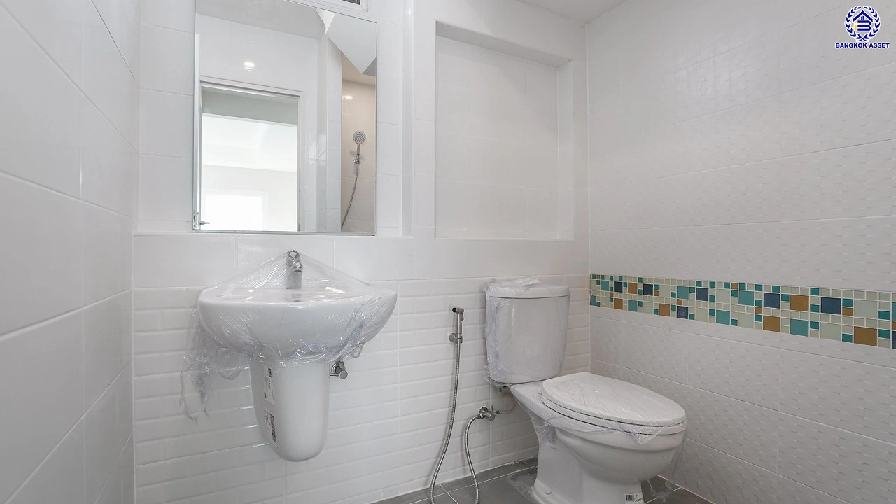 บ้านมือสอง จาก LH โครงการ ชัยพฤกษ์ วัชรพล หลังใหญ่ เนื้อที่ 55 ตร.ว. พื้นที่ใช้สอย 186.38 ตร.ม. ฟังก์ชัน 3 ห้องนอน 3 ห้องน้ำ จอดรถได้ 2 คัน พร้อม Facilities ครบครัน บนทำเลเดินทางสะดวก ติดถนนสุขาภิบาล5 เชื่อมต่อหลายเส้นทาง ใกล้ทางด่วน "ฉลองรัช" และรถไฟฟ้าสายสีเขียว "สถานีสายหยุด"