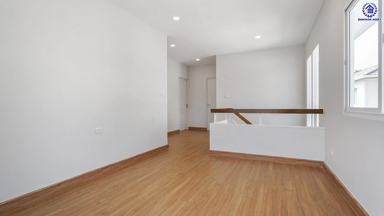 บ้านมือสอง จาก LH โครงการ ชัยพฤกษ์ วัชรพล หลังใหญ่ เนื้อที่ 55 ตร.ว. พื้นที่ใช้สอย 186.38 ตร.ม. ฟังก์ชัน 3 ห้องนอน 3 ห้องน้ำ จอดรถได้ 2 คัน พร้อม Facilities ครบครัน บนทำเลเดินทางสะดวก ติดถนนสุขาภิบาล5 เชื่อมต่อหลายเส้นทาง ใกล้ทางด่วน "ฉลองรัช" และรถไฟฟ้าสายสีเขียว "สถานีสายหยุด"