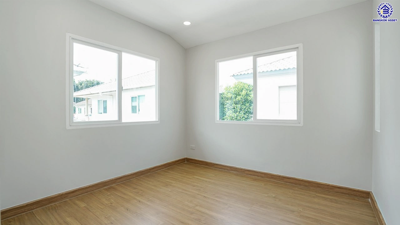 บ้านมือสอง จาก LH โครงการ ชัยพฤกษ์ วัชรพล หลังใหญ่ เนื้อที่ 55 ตร.ว. พื้นที่ใช้สอย 186.38 ตร.ม. ฟังก์ชัน 3 ห้องนอน 3 ห้องน้ำ จอดรถได้ 2 คัน พร้อม Facilities ครบครัน บนทำเลเดินทางสะดวก ติดถนนสุขาภิบาล5 เชื่อมต่อหลายเส้นทาง ใกล้ทางด่วน "ฉลองรัช" และรถไฟฟ้าสายสีเขียว "สถานีสายหยุด"