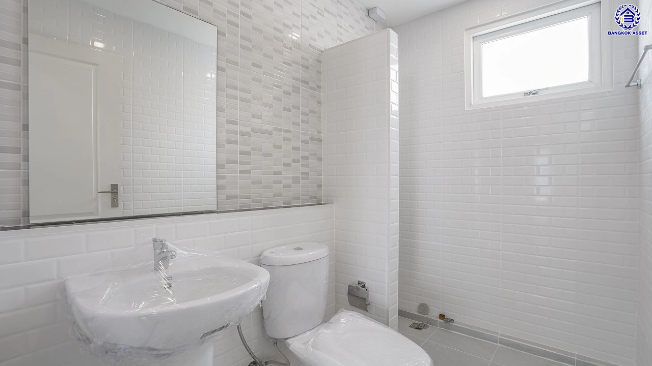 บ้านมือสอง จาก LH โครงการ ชัยพฤกษ์ วัชรพล หลังใหญ่ เนื้อที่ 55 ตร.ว. พื้นที่ใช้สอย 186.38 ตร.ม. ฟังก์ชัน 3 ห้องนอน 3 ห้องน้ำ จอดรถได้ 2 คัน พร้อม Facilities ครบครัน บนทำเลเดินทางสะดวก ติดถนนสุขาภิบาล5 เชื่อมต่อหลายเส้นทาง ใกล้ทางด่วน "ฉลองรัช" และรถไฟฟ้าสายสีเขียว "สถานีสายหยุด"