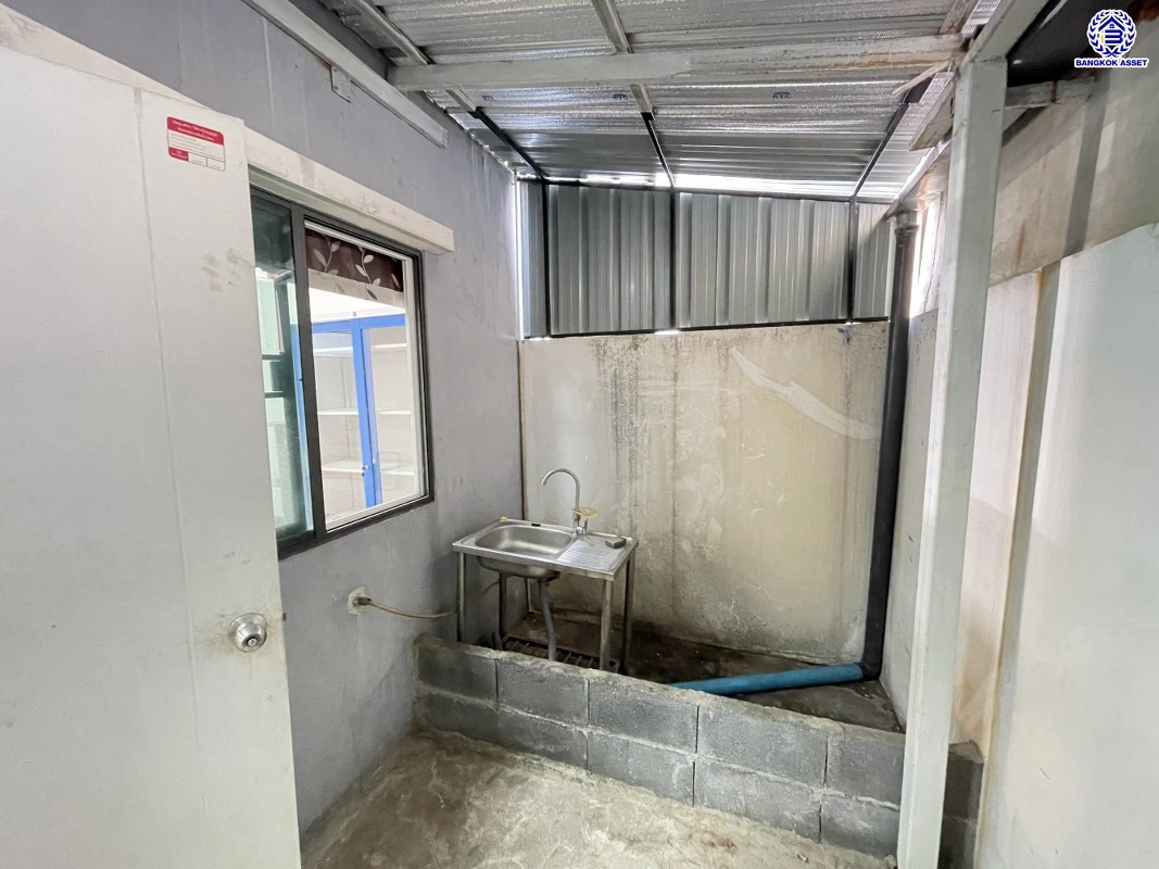 บ้านมือสอง โครงการ พฤกษาวิลล์65/1 ศรีสมาน เนื้อที่ 17.5 ตร.ว. พื้นที่ใช้สอย 110 ตร.ม. ฟังก์ชัน 3 ห้องนอน 2 ห้องน้ำ 1 ที่จอดรถ บ้านสภาพภายในดี บนทำเลเดินทางสะดวก เชื่อมต่อถนนศรีสมาน, ถนนติวานนท์ ใกล้รถไฟฟ้าสายสีชมพู "สถานีเมืองทองธานี" และทางด่วน "อุดรรัถยา"