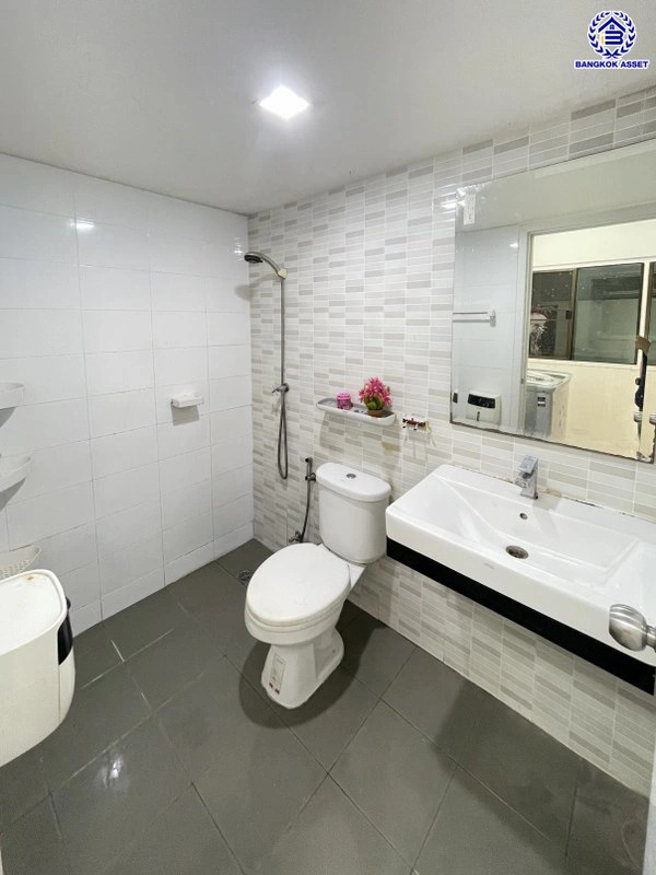 บ้านมือสอง โครงการ พฤกษาวิลล์65/1 ศรีสมาน เนื้อที่ 17.5 ตร.ว. พื้นที่ใช้สอย 110 ตร.ม. ฟังก์ชัน 3 ห้องนอน 2 ห้องน้ำ 1 ที่จอดรถ บ้านสภาพภายในดี บนทำเลเดินทางสะดวก เชื่อมต่อถนนศรีสมาน, ถนนติวานนท์ ใกล้รถไฟฟ้าสายสีชมพู "สถานีเมืองทองธานี" และทางด่วน "อุดรรัถยา"